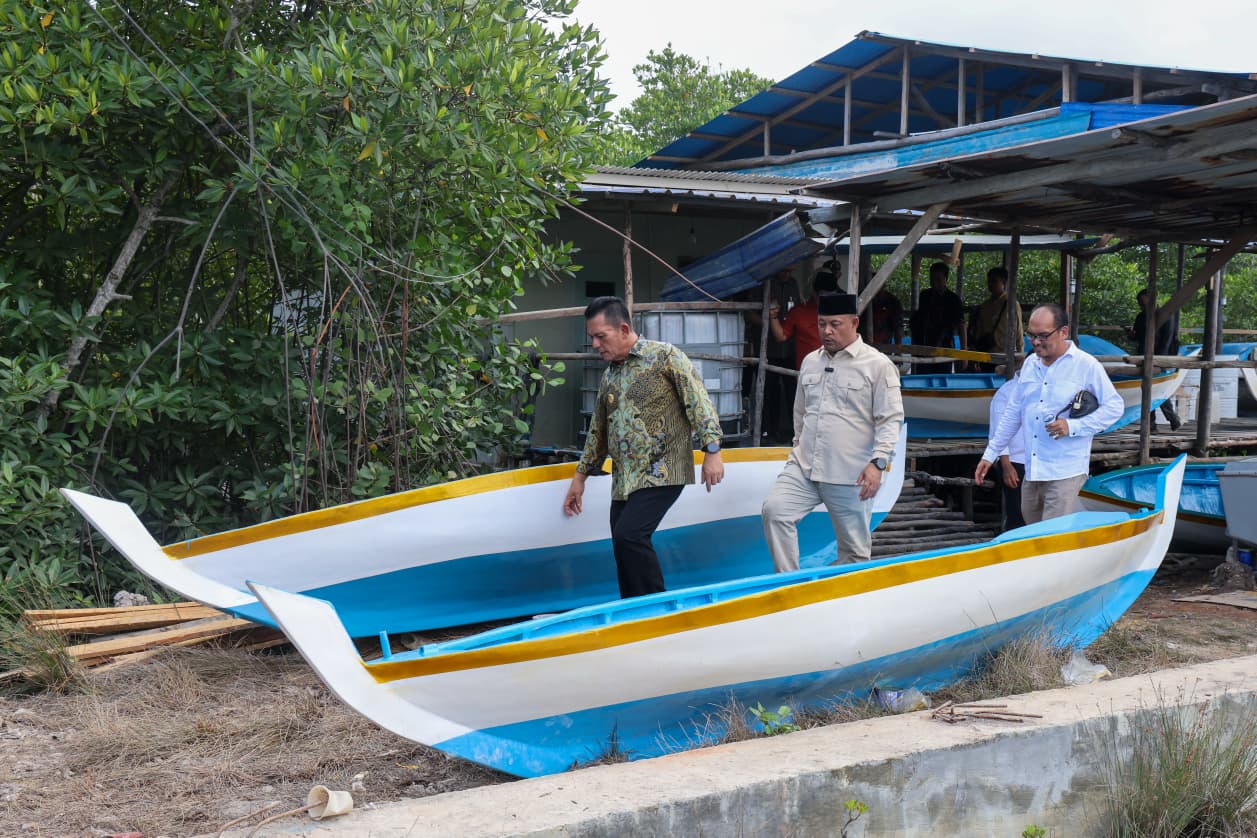 Gubernur Ansar dan Ketua DPRD Kepri Serahkan Bantuan untuk Nelayan di Pulau Kasu