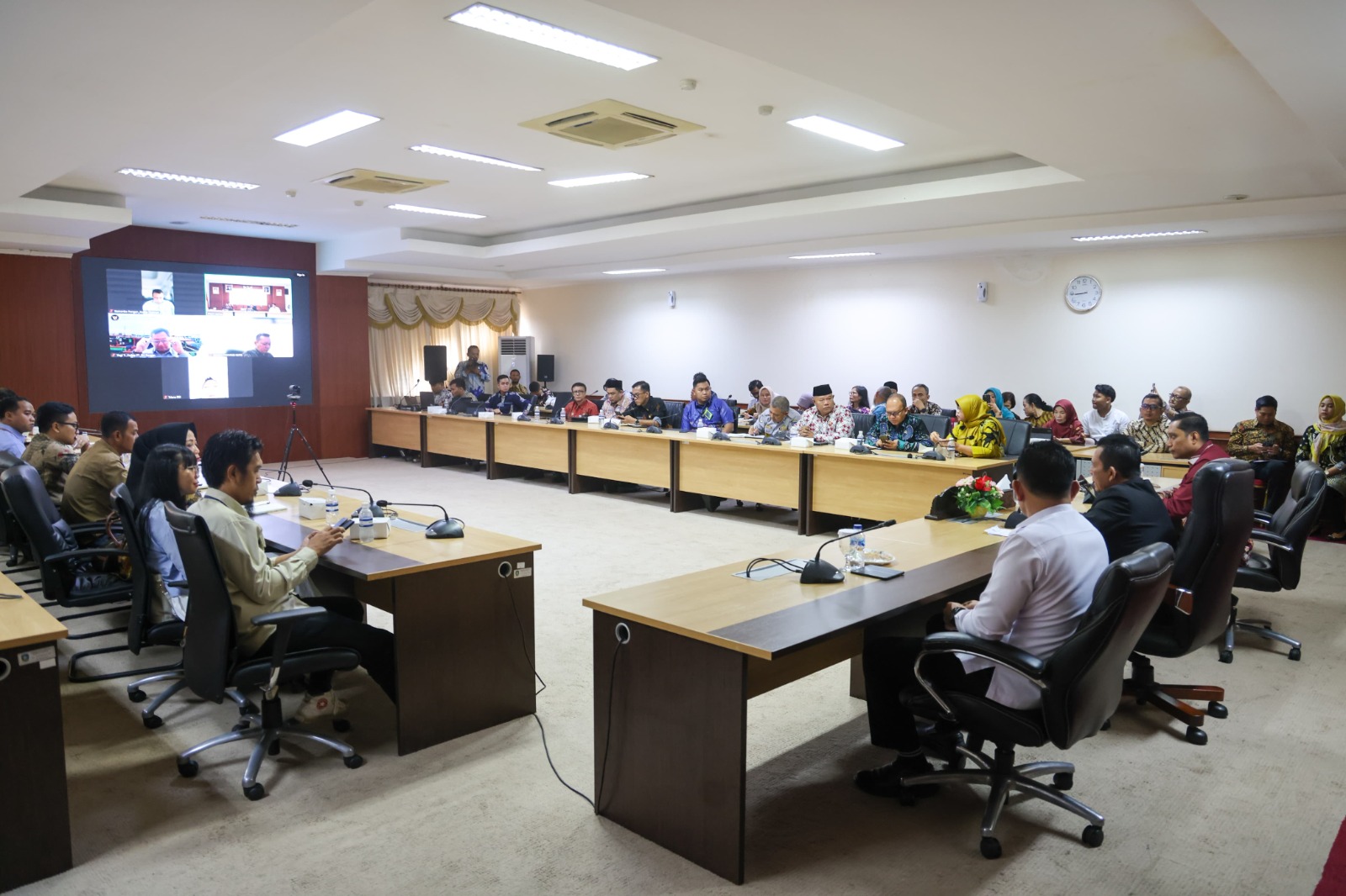 Gubernur Ansar Pimpin Rapat Persiapan Peluncuran Koperasi Desa Merah Putih di Kepri