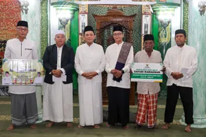 Safari Ramadan Malam ke-13, Gubernur Ansar Kembali Serahkan Bantuan untuk Rumah Ibadah dan Zakat untuk Duafa