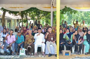 Gubernur Ansar Menyerahkan Bantuan Pangan Cadangan Beras Pemerintah Tahap II untuk Warga Sekupang