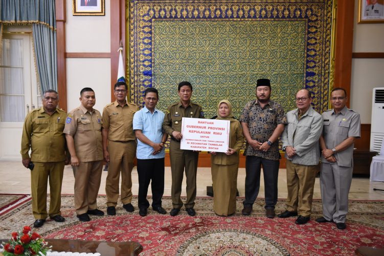Isdianto Serahkan Bantuan untuk Masyarakat Tambelan