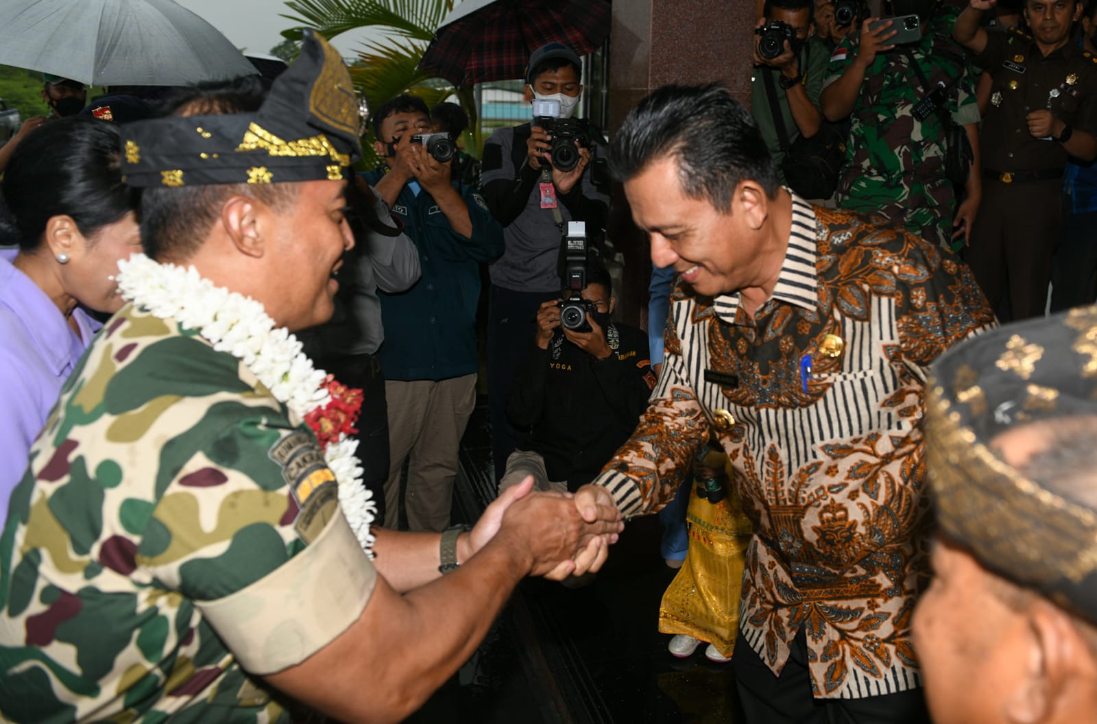 Gubernur Ansar Sambut Panglima TNI di Bandara RHF