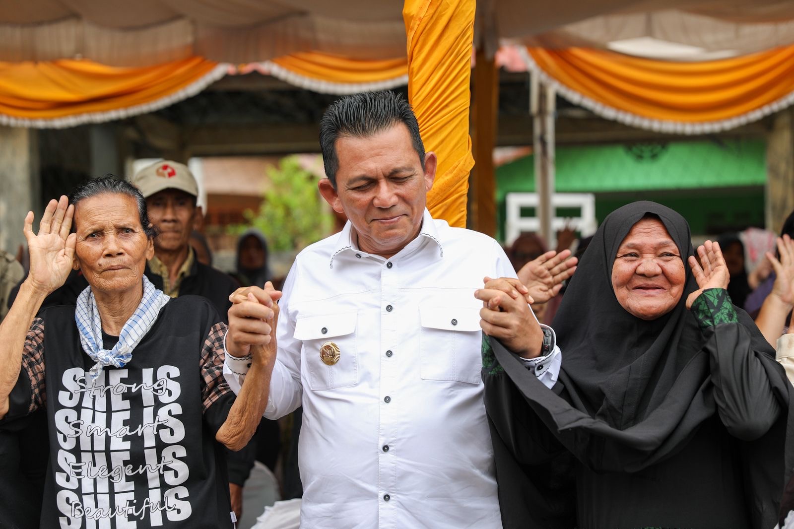 Gubernur Ansar Serahkan 2000 Paket Sembako Tahap II di Kota Tanjungpinang