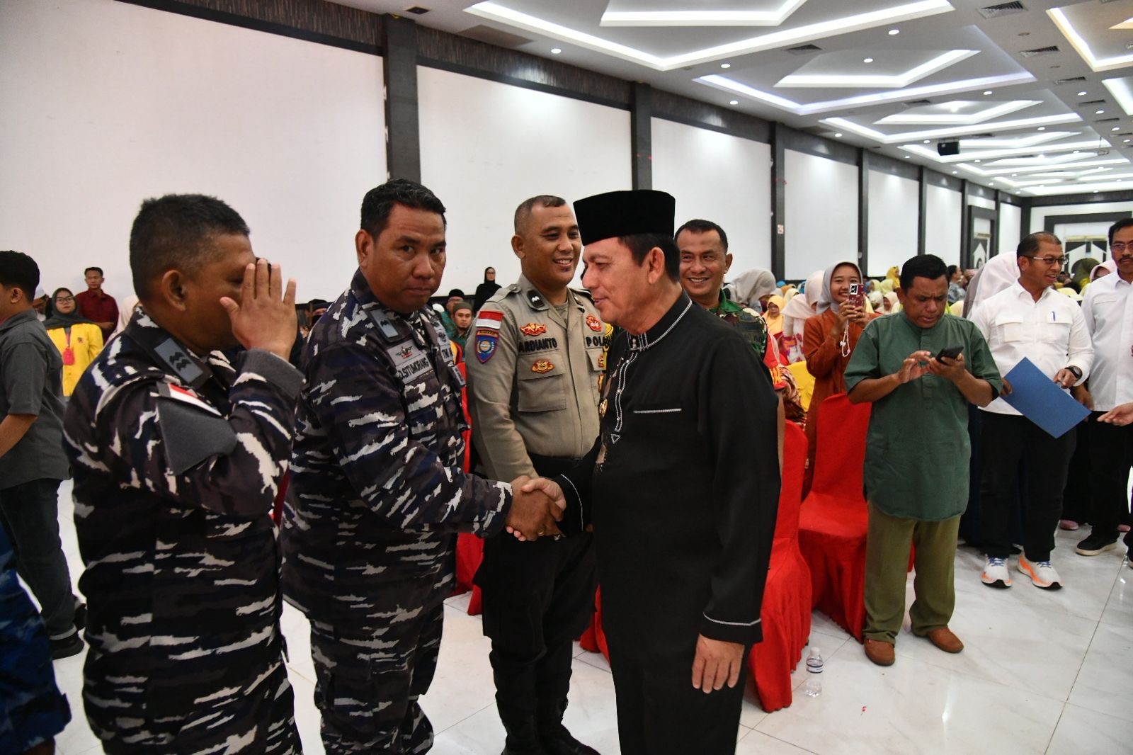 Dari UMKM hingga Beasiswa, Bantuan Pemprov Kepri Diserahkan Gubernur Ansar untuk Warga Batam