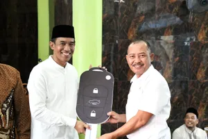 Sekdaprov Kepri Serahkan Hibah  Mobil Ambulance ke Yayasan Asy Syuhadaa Bandar Insani Batam
