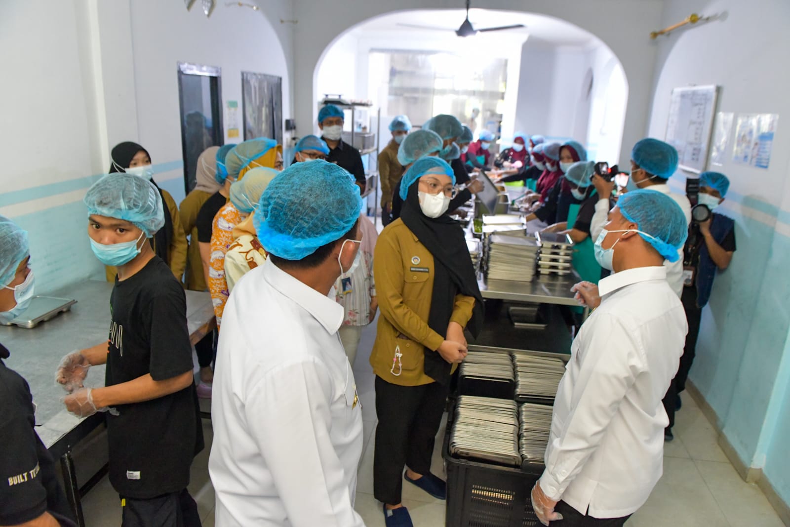 Menteri Wihaji dan Gubernur Ansar Tinjau SPPG Basuki Rahmat