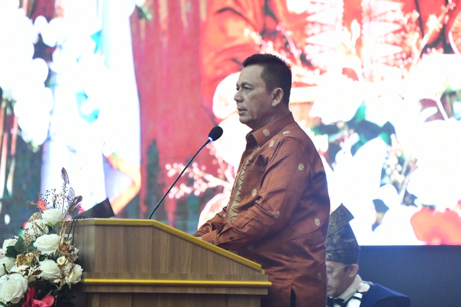 Gubernur Ansar Hadiri Wisuda XXII UNIBA, Ajak Lulusan Jadi SDM Unggul Berdaya Saing Global