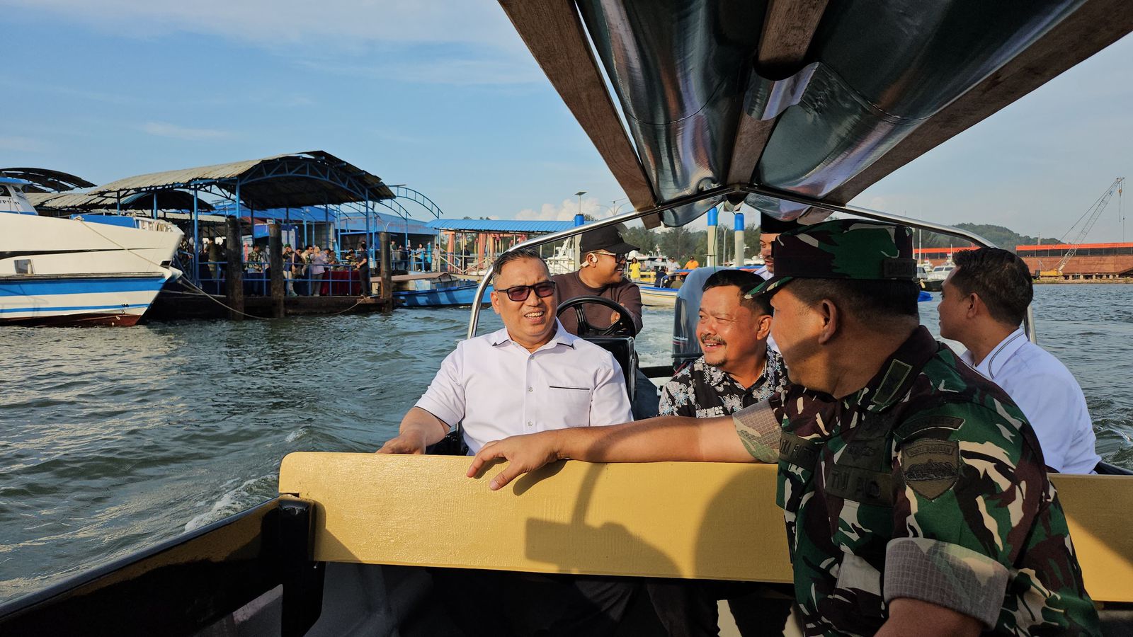 Wagub Nyanyang Serahkan Hibah Boat Pancung ke Kodim 0316 Batam