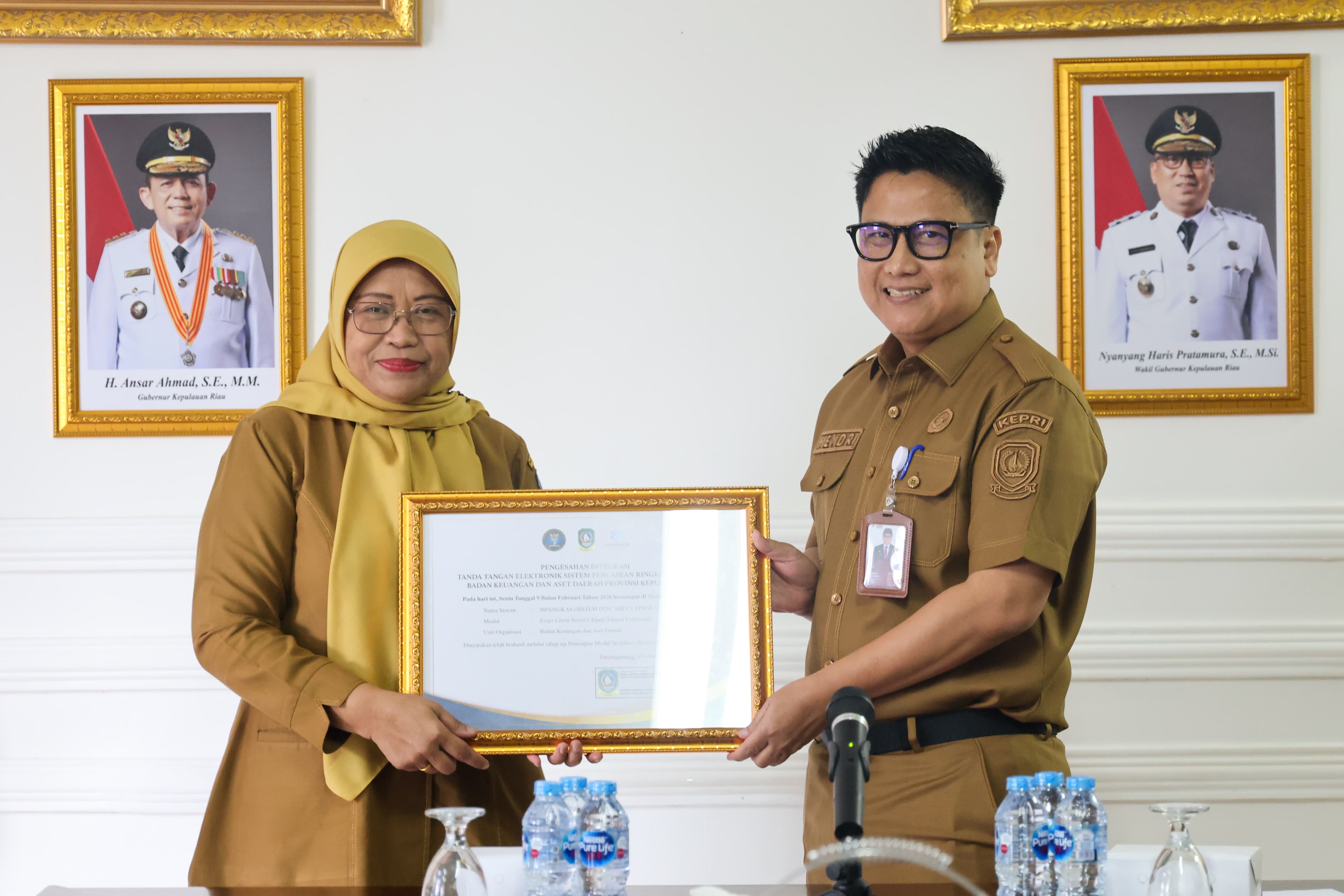 Dorong Transparansi Anggaran, Diskominfo Kepri Serahkan Rekomendasi Integrasi TTE SIPANGKAS ke BKAD