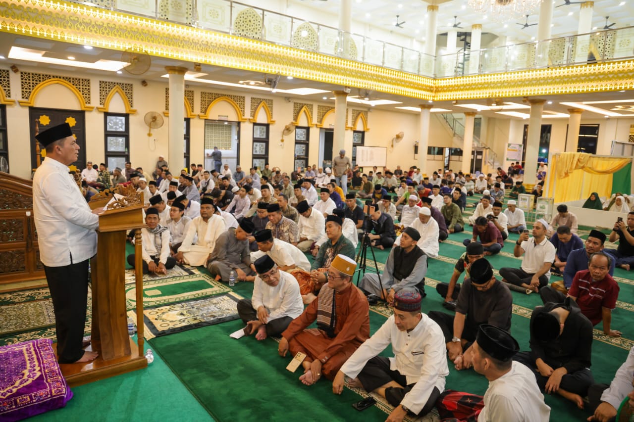 Safari Ramadan di Masjid Al Uswah, Gubernur Ansar dan Serahkan Bantuan dan Paparkan Program Pembangunan Kepri