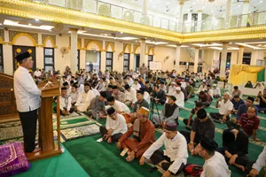 Safari Ramadan di Masjid Al Uswah, Gubernur Ansar dan Serahkan Bantuan dan Paparkan Program Pembangunan Kepri