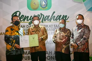 Gubernur Ansar Serahkan Sertifikat Lahan Kepada Ketua MA RI H.M. Syarifuddin 