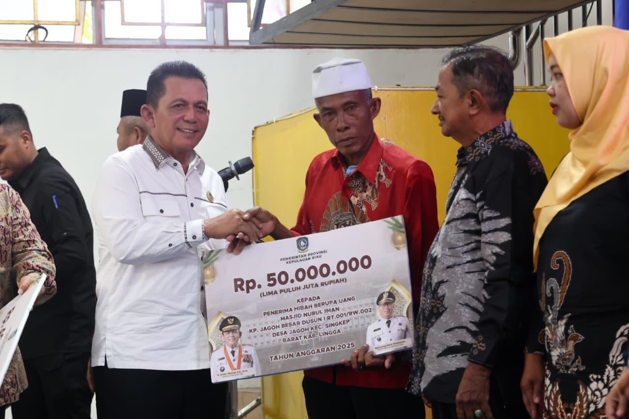 Pemprov Kepri Salurkan Bantuan untuk Masyarakat Lingga, Gubernur Ansar: Wujud Hadirnya Negara di Tengah Rakyat