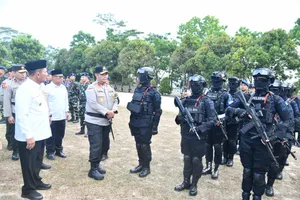 Gubernur Ansar dan Wagub Nyanyang Hadiri Apel Gelar Pasukan Operasi Ketupat Seligi 2026 di Polda Kepri