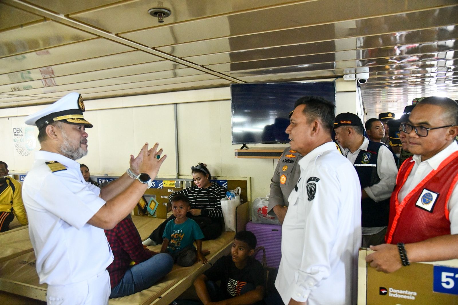 Gubernur Ansar Tinjau Pemudik KM Kelud Tujuan Belawan di Pelabuhan Batu Ampar Batam