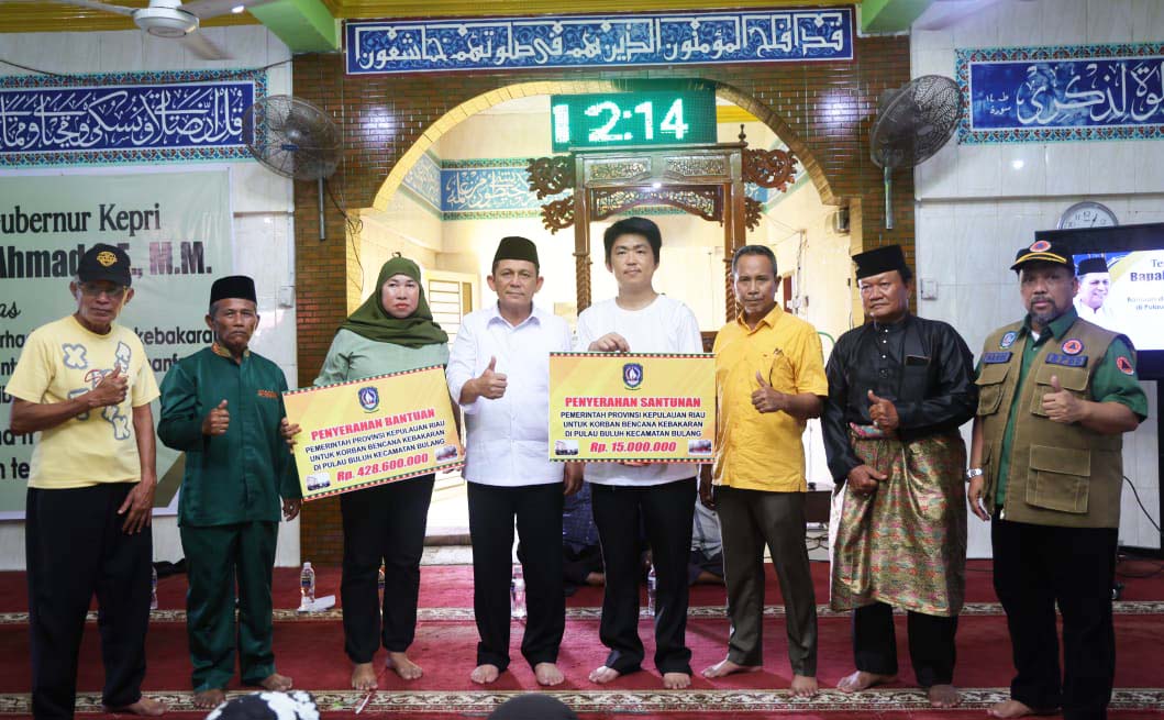 Gubernur Ansar Serahkan Langsung Bantuan Untuk Korban Kebakaran Pulau Buluh