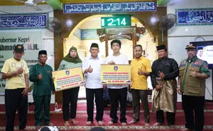 Gubernur Ansar Serahkan Langsung Bantuan Untuk Korban Kebakaran Pulau Buluh