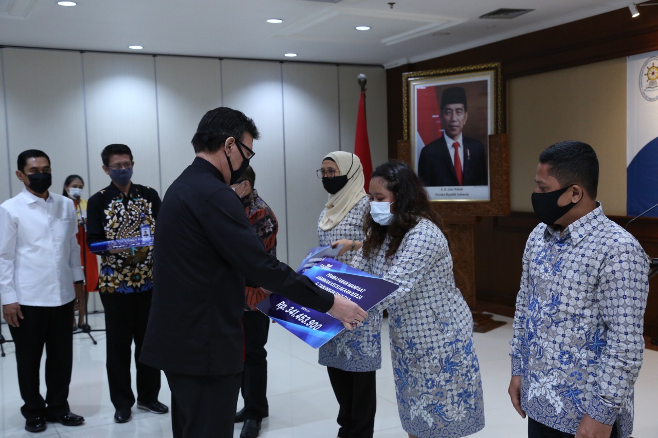 Menteri PANRB Berikan Santunan Kepada Ahli Waris ASN yang Tewas Saat Bertugas Menangani Covid-19