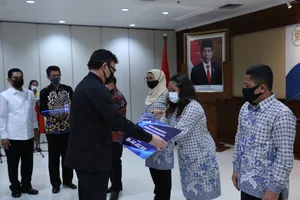 Menteri PANRB Berikan Santunan Kepada Ahli Waris ASN yang Tewas Saat Bertugas Menangani Covid-19