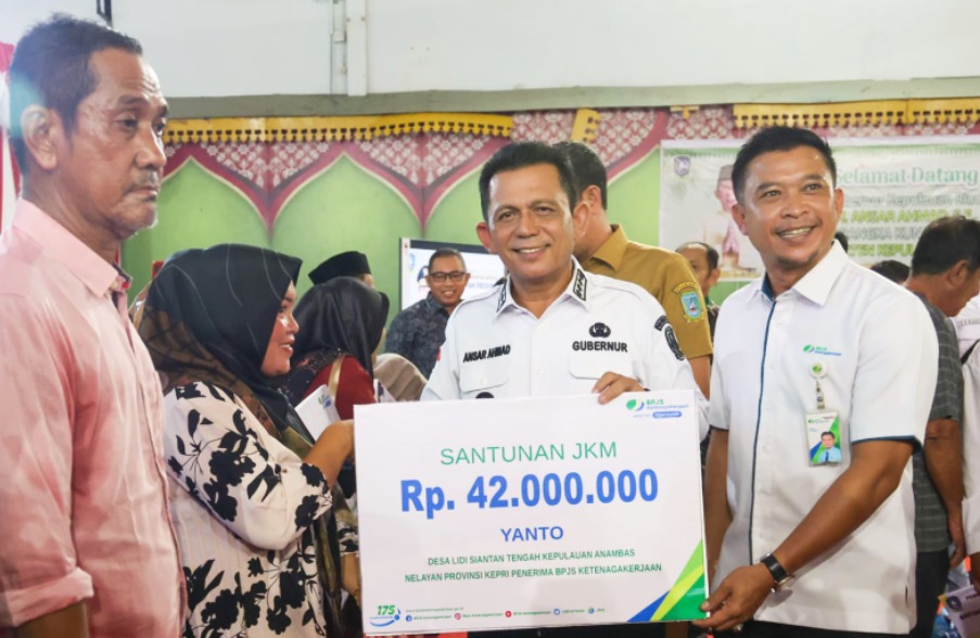 Gubernur Ansar Serahkan Bantuan Kemasyarakatan dan Proyek Infrastruktur Senilai Rp7,45 Miliar  di Tarempa, Anambas