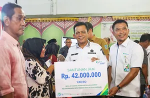 Gubernur Ansar Serahkan Bantuan Kemasyarakatan dan Proyek Infrastruktur Senilai Rp7,45 Miliar  di Tarempa, Anambas