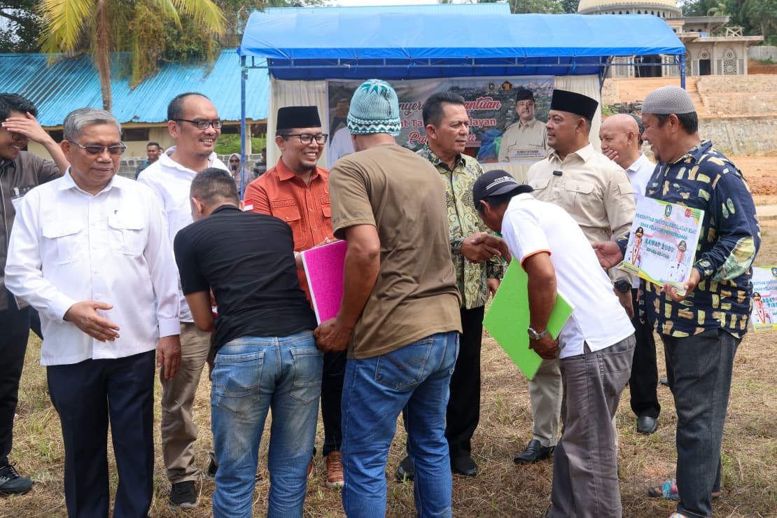Gubernur Ansar dan Ketua DPRD Kepri Serahkan Bantuan untuk Nelayan di Pulau Kasu