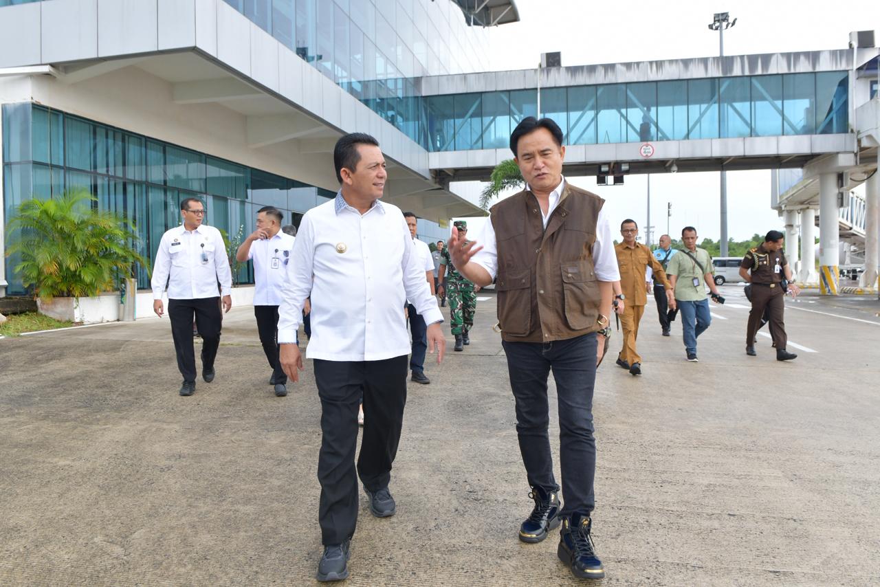 Menko Yusril Disambut Hangat di Tanjungpinang, Gubernur Ansar Pasangkan Tanjak Kehormatan Melayu
