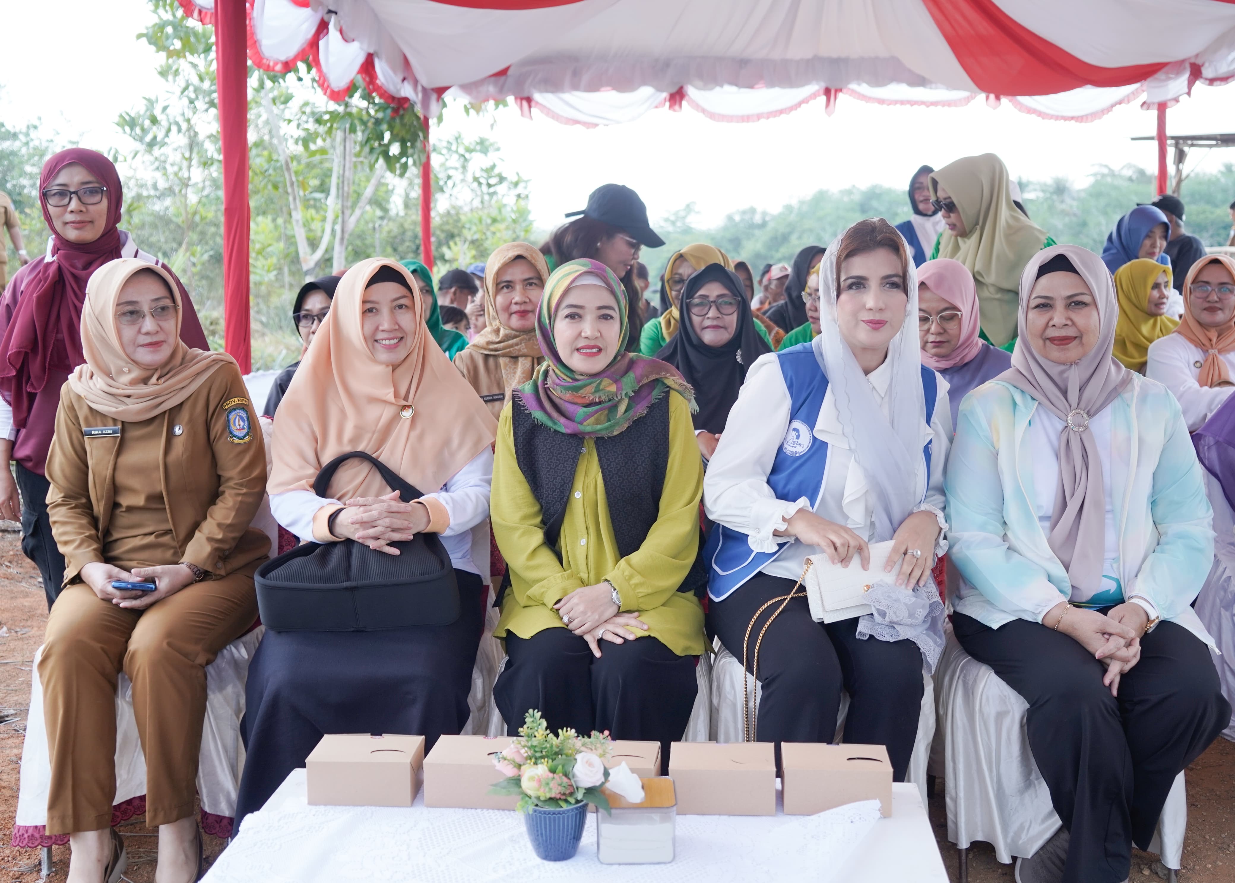 BKOW Kepri Bagikan 700 Bantuan Bibit Tanaman Perkebunan di Cikolek Toapaya Selatan