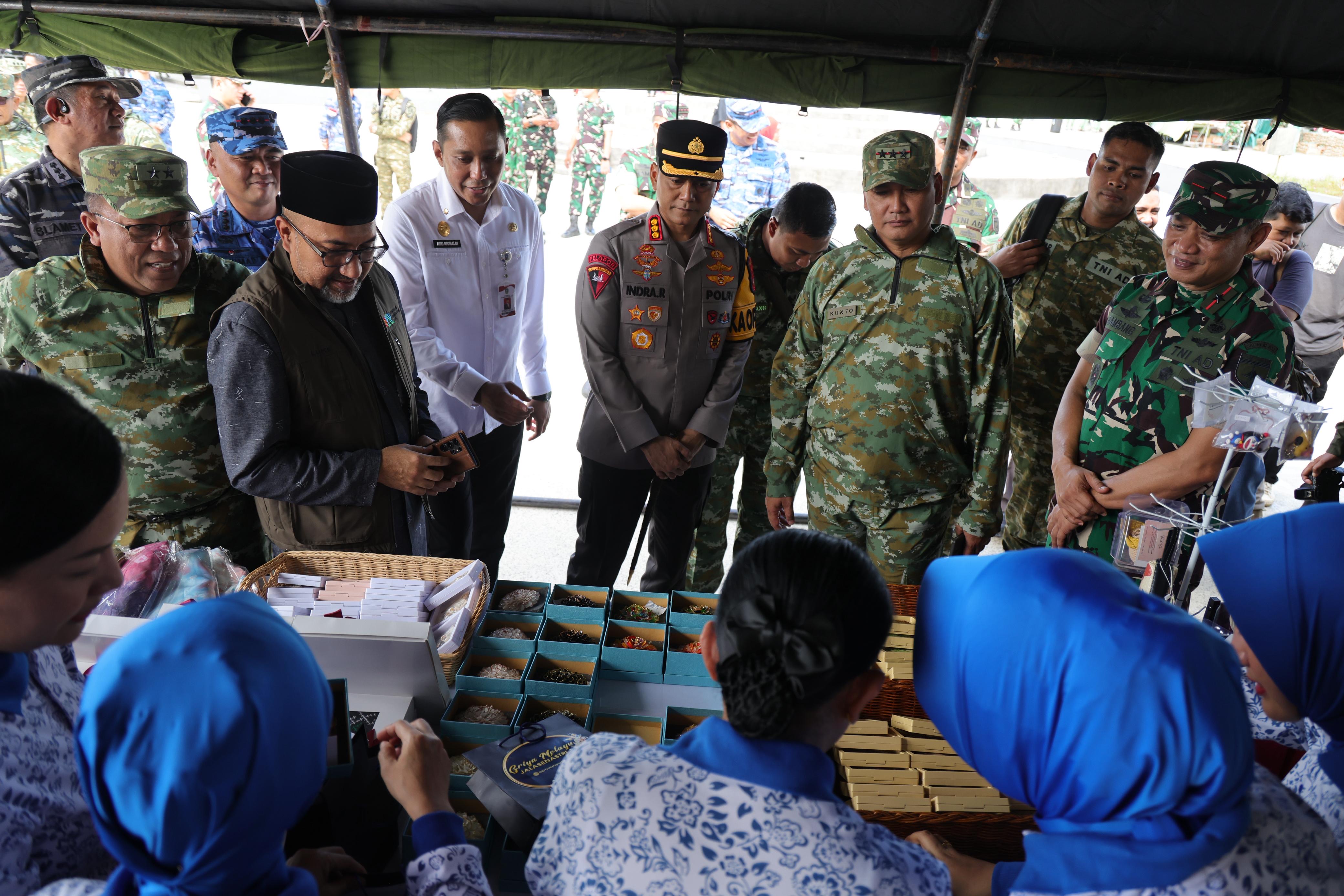 Pj. Sekda Kepri Luki Zaiman Hadiri Bazar Ramadan Kogabwilhan I di Tugu Sirih
