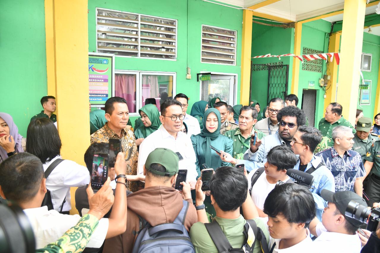 Gubernur Ansar Dampingi Mendag RI Budi Santoso Tinjau Siswa Penerima Manfaat MBG di Sekolah Ibnu Sina Batam
