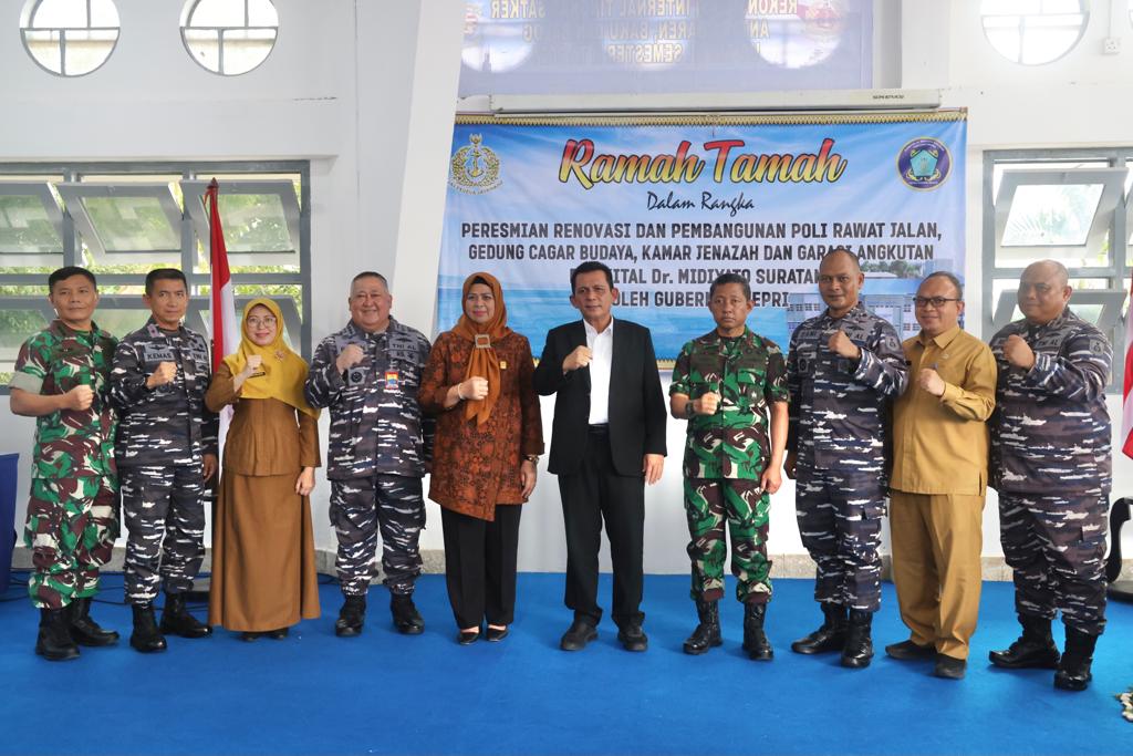 Gubernur Ansar Tandatangan Prasasti Tanda Selesainya Renovasi RSAL dr. Midiyato Suratani