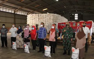 81.071 Keluarga Di Kepri Terima Bantuan Beras PPKM Darurat