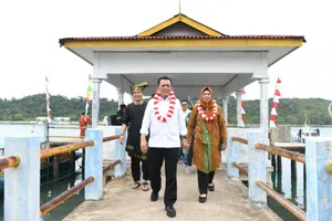 Gubernur Ansar Serahkan Bantuan RT, RW, Posyandu, BPD, dan Penyuluh Agama di Kecamatan Senayang