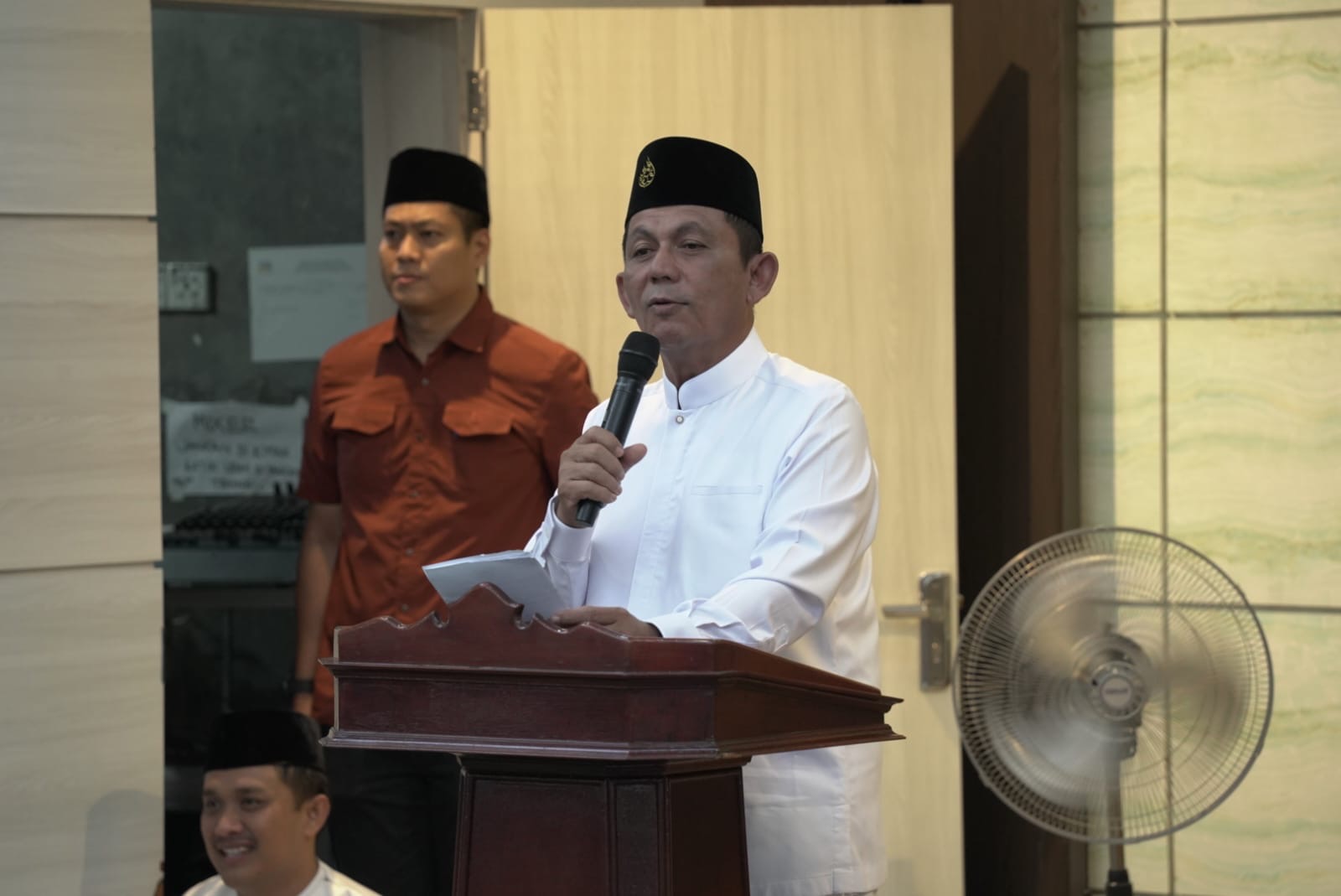 Gubernur Ansar dan Wagub Nyanyang Safari Ramadan di Lingga, Serahkan Bantuan CSR Rp15 Juta untuk Dua Masjid