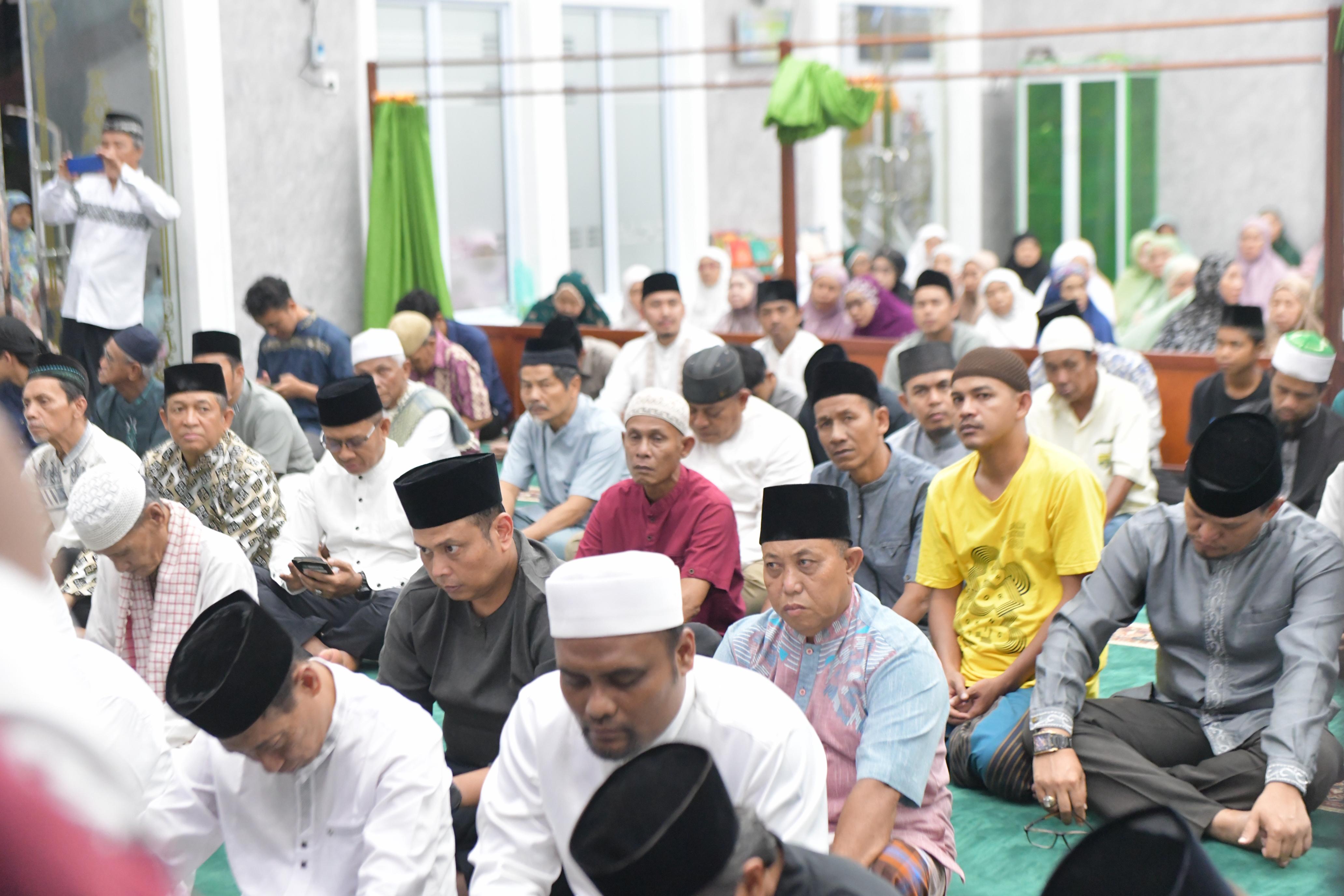 Gubernur Ansar dan Wagub Nyanyang Safari Ramadan di Lingga, Serahkan Bantuan CSR Rp15 Juta untuk Dua Masjid