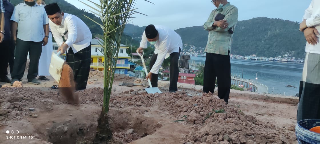 Di Anambas, Gubernur Ansar Tanam Pohon Kurma Dari Inggris