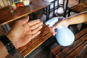 Bank dan Kedai Kopi Sediakan Pembersih Tangan