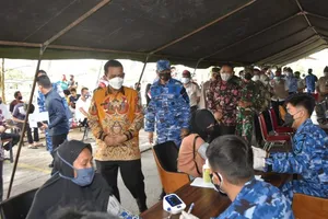Gubernur Tinjau Vaksinasi Dosis II Bagi Pelajar di LANUD AU RHF