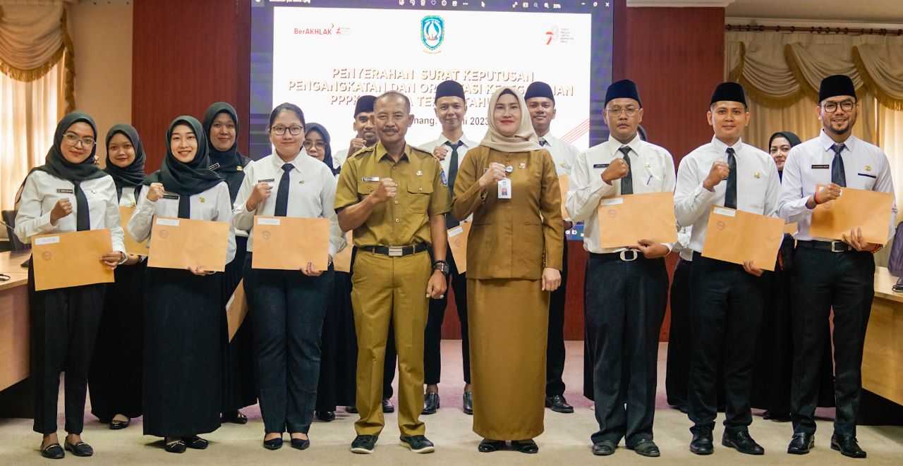 Sekdaprov Adi Serahkan SK Untuk 15 PPPK Tenaga Teknis