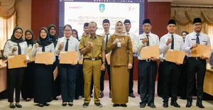 Sekdaprov Adi Serahkan SK Untuk 15 PPPK Tenaga Teknis