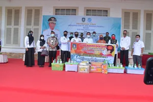 Danlantamal IV Hadiri Penyerahan Bantuan Keuangan, APD, Masker, Rapid Tes Dan Hibah Mobil Ambulance