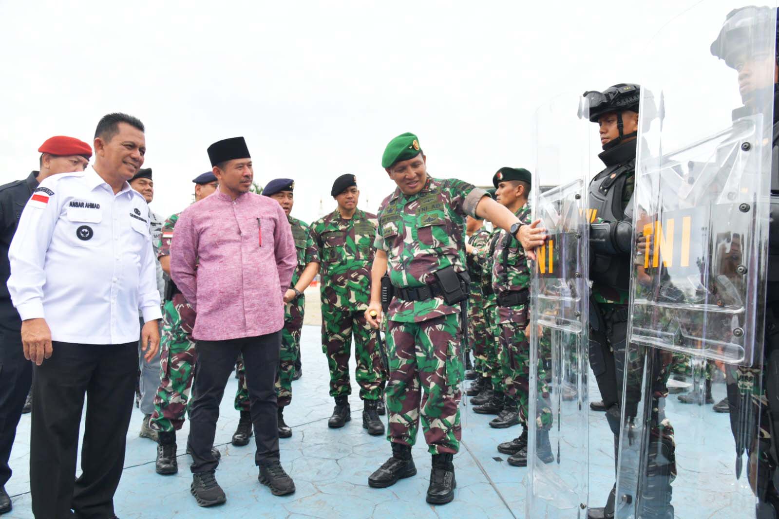 Gubernur Ansar bersama Danrem 033/WP Cek Kesiapan Pasukan untuk Pengamanan Pemilu 2024
