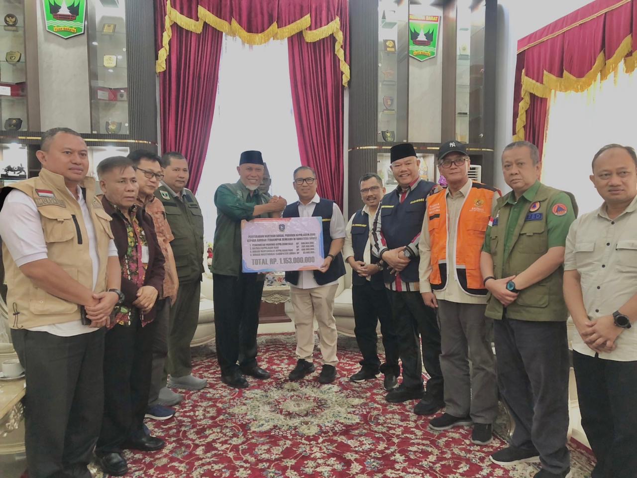 Wagub Nyanyang Serahkan Bantuan ‘Kepri Peduli Bencana’ Senilai Rp1,15 Miliar untuk Korban Banjir Bandang di Sumbar