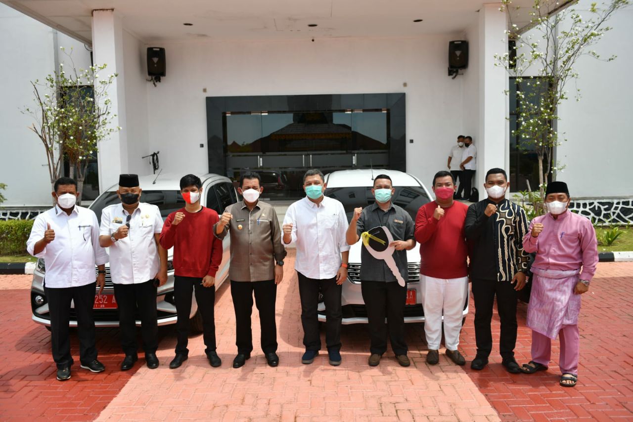 Gubernur Ansar Serahkan Bantuan 4 Unit Kendaraan Operasional Untuk 3 Yayasan di Tanjungpinang 