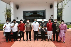 Gubernur Ansar Serahkan Bantuan 4 Unit Kendaraan Operasional Untuk 3 Yayasan di Tanjungpinang 