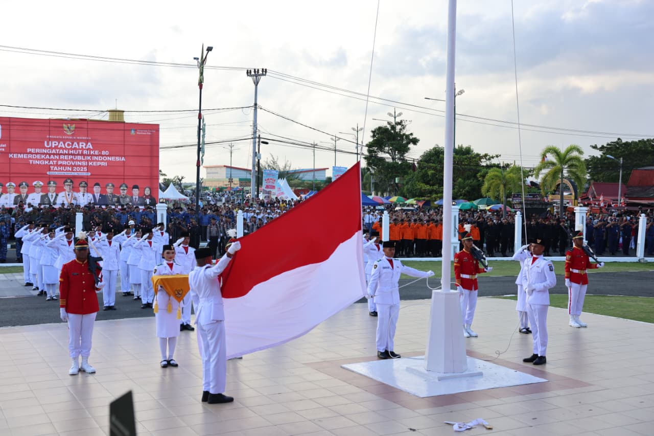 Khidmat dan Penuh Makna, Wagub Nyanyang Pimpin Upacara Penurunan Bendera HUT ke-80 RI di Kepri