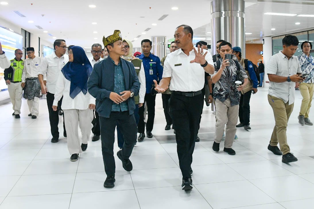 Wamen Dikdasmen RI Fajar Riza Tinjau Langsung Posko Verifikasi SPMB di Batam