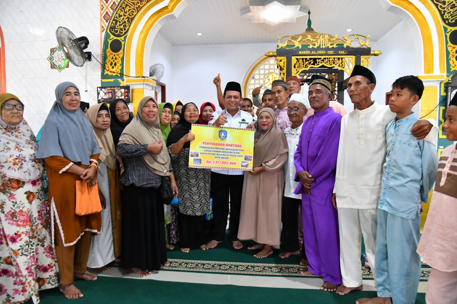 Hadir Lagi ke Pulau Kasu Batam, Kali ini Ansar Serahkan Bantuan Uang Tunai 1,4 Miliar