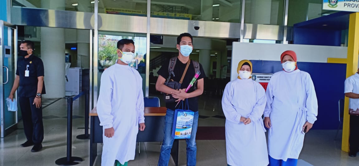 Riuh Tepuk Tangan Paramedis Untuk Kesembuhan RD