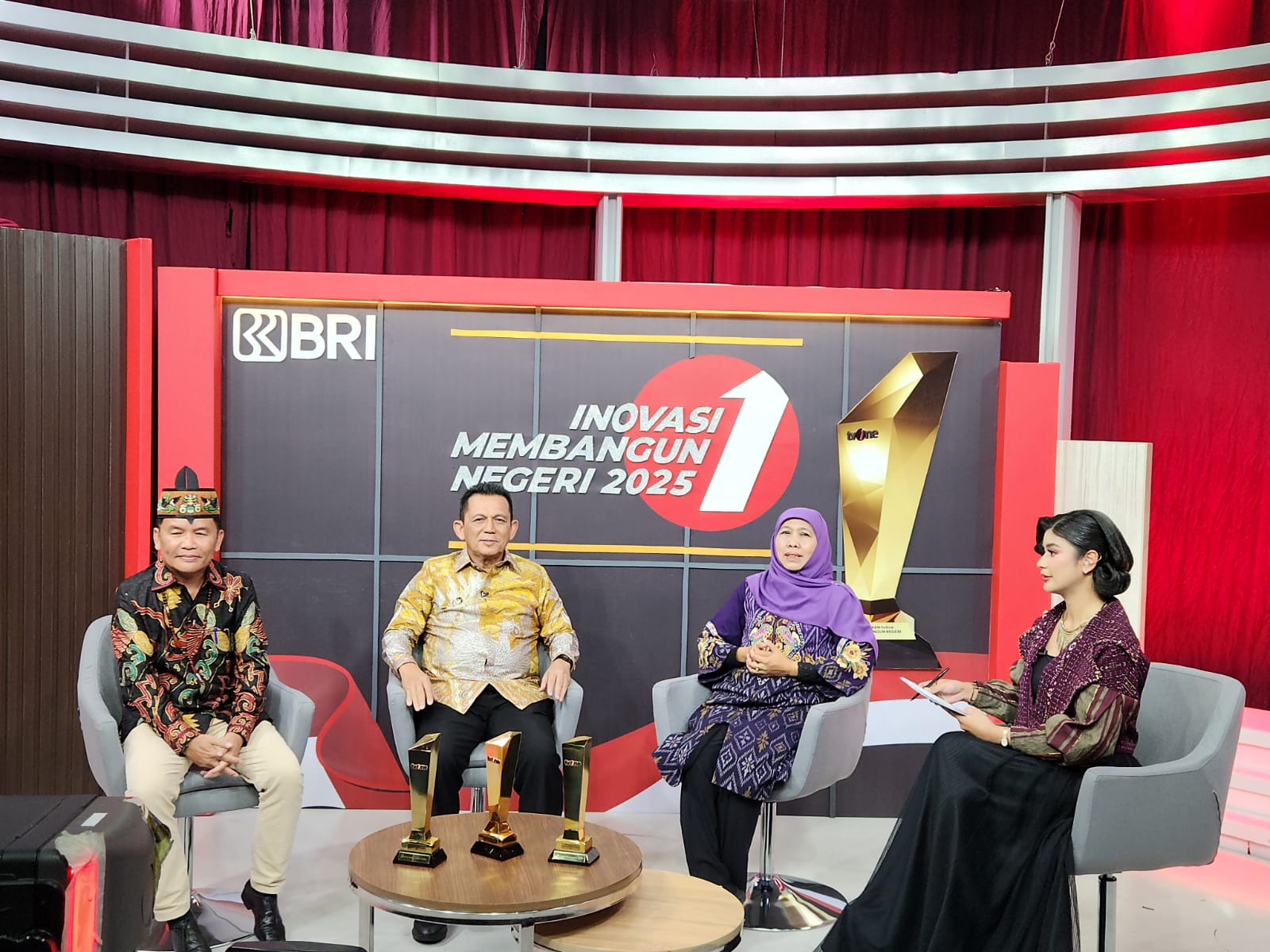 Gubernur Ansar Menerima Penghargaan Inovator Ekonomi Inklusif Daerah